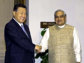 Mori shakes hands with Vajpayee before Japan-India summit